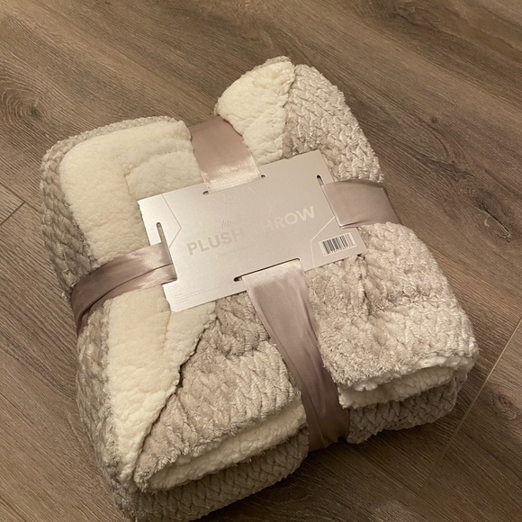 Ulta Beauty Other - Ulta Plush Throw Blanket